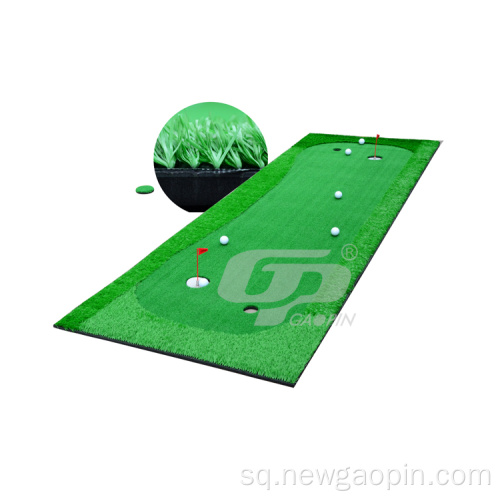 Vendosja e gjelbërt e barit sintetik me flamur golfi